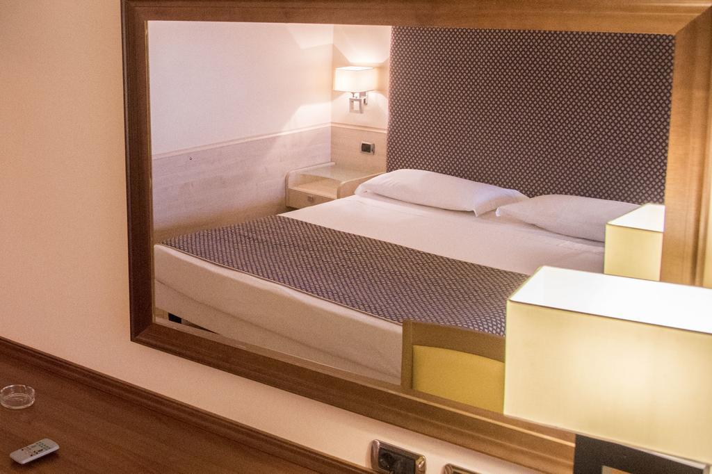Hotel Resort Lido Degli Aranci Vibo Valentia Room photo